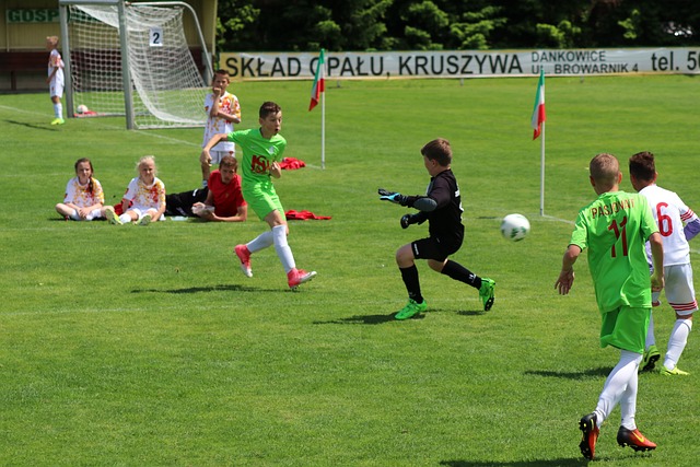 亿万28官网：完全扛不住强力中锋！湖人先发中锋的短板正在被不断暴露出来？.